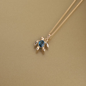 Gold 750 Sea turtle, oval shape topaz and diamond pendant (10mm x 8mm)