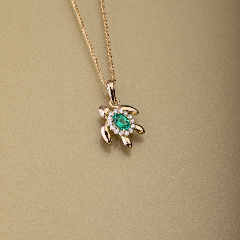 Gold 750 Sea turtle, oval shape emerald and diamond pendant