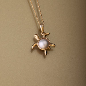 Gold 750 Sea turtle south sea white pearl pendant medium